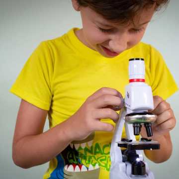 Mikroskop szkolny – okno na mikroświat dla młodych naukowców