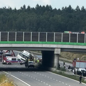 Przewrócona ciężarówka na A1 przygniotła auto osobowe. W środku małe dziecko