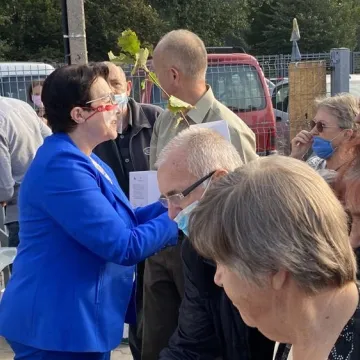 Poseł Anna Milczanowska rozdawała sadzonki z autografem pary prezydenckiej