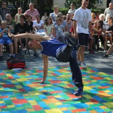 Taneczna wojna na placu 3 Maja