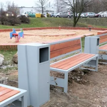 Nowe ławki i kosze w Parku Solidarności