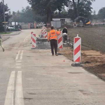 Więcej miejsc parkingowych przy cmentarzu w Kamieńsku już niebawem