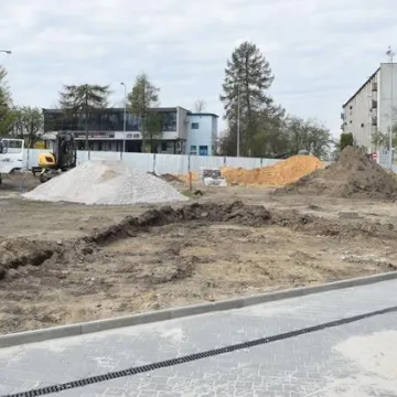 Trwa budowa skweru przy ul. Piastowskiej w Radomsku