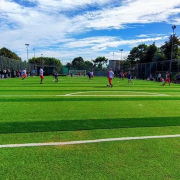 Policjanci w sportowej rywalizacji z uczniami PSP nr 9 w Radomsku