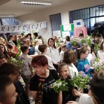Dyrektor ZS-P w Stobiecku Szlacheckim powitana konfetti i kwiatami