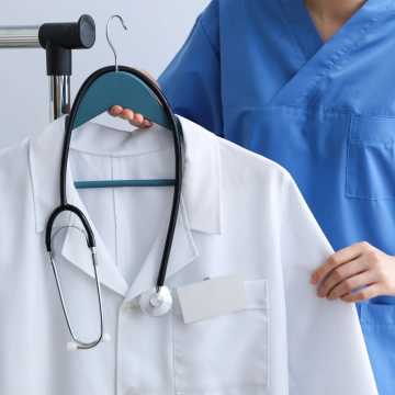 Jaki scrubs lekarski wybrać i na co zwracać uwagę?