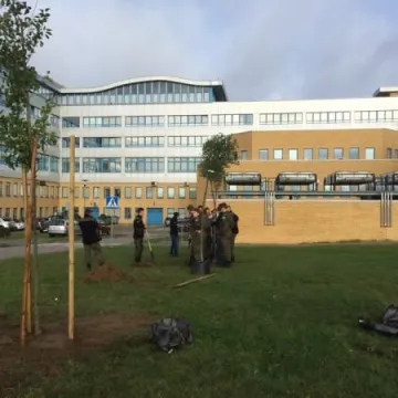 Uczniowie sadzili drzewka