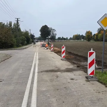 Więcej miejsc parkingowych przy cmentarzu w Kamieńsku już niebawem
