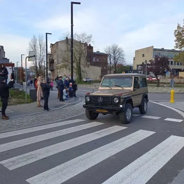 Zlot i parada zabytkowych samochodów w Święto Niepodległości w Radomsku