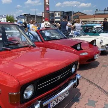 Klasyki zaparkowały w Radomsku. Trwa Auto-Moto Weteran 5