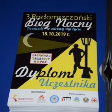 Nocne bieganie po placu targowym 