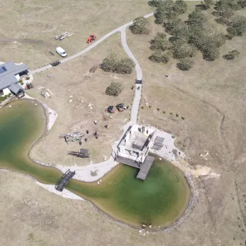 Wolontariusze pomagają odbudować herbaciarnię w Dojo Stara Wieś