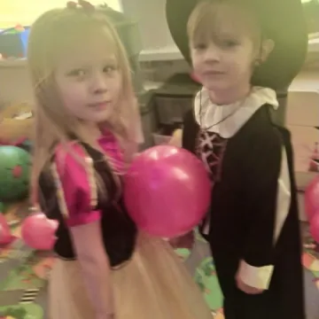 „Zerówiaki” z PSP 8 w Radomsku bawiły się na balu karnawałowym. Świętowały też dzień pizzy