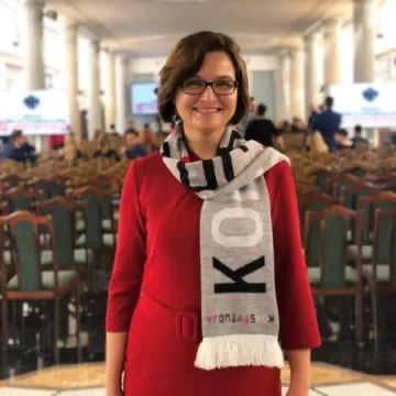 Posłanka Sowińska przekazała słynny szalik na aukcję WOŚP 