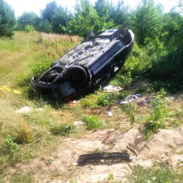 [AKTUALIZACJA] Opel na dachu. Takie znalezisko w lesie...