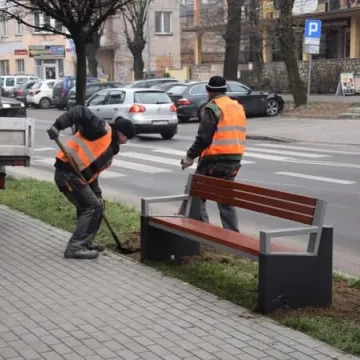 Montują nowe ławki i kosze