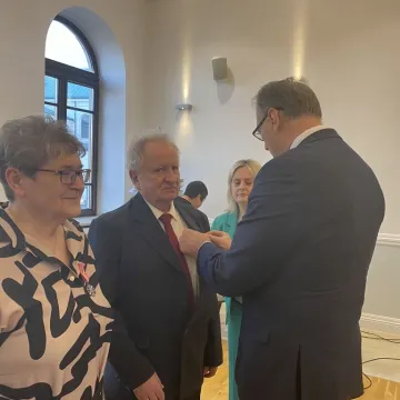 Sześć par uhonorowanych medalami za długoletnie pożycie małżeńskie
