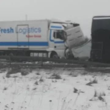 Na DK1 ciężarówka zderzyła się z autobusem