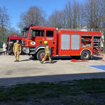 Foto budka, pokazy, poznawanie szkoły. Dzień  Otwarty w ZSP w Kamieńsku