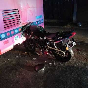 Przedbórz: motorower uderzył w autobus. Kierowca był pijany?