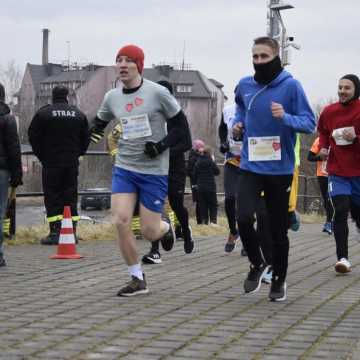 [WIDEO] Glinianki parkRUN w Radomsku. Bieg dla zdrowia i WOŚP 2025