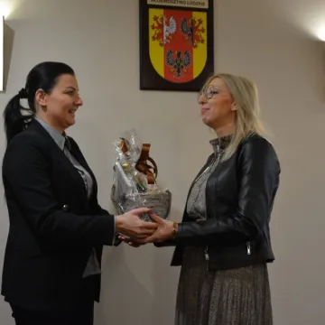 Gratulacje dla Moniki Malcher od Zarządu Powiatu Radomszczańskiego