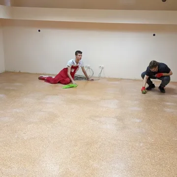 Uczniowie włączyli się w remont sali lekcyjnej w ZSE-E w Radomsku