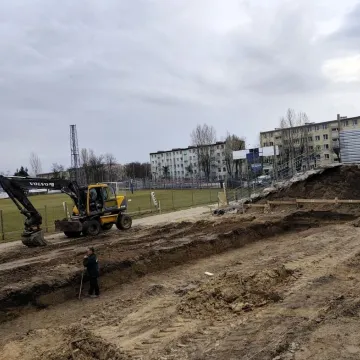 Na stadionie przy Brzeźnickiej buduje się nowa trybuna dla kibiców