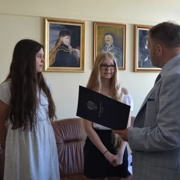 Uczennice PSP 2 w Radomsku z nagrodami Kuratora Oświaty