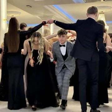 Odliczanie do matury rozpoczęło się eleganckim balem w LO Przedborzu