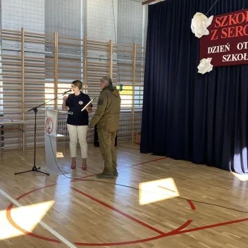 Foto budka, pokazy, poznawanie szkoły. Dzień  Otwarty w ZSP w Kamieńsku