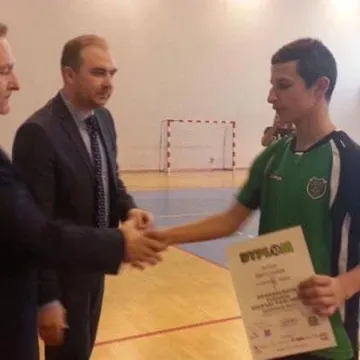 Młodzi piłkarze walczą o puchary