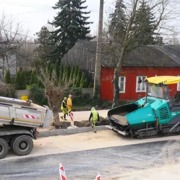 Na ul. Piłsudskiego w Radomsku leją już asfalt