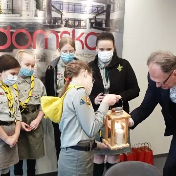 Betlejemskie Światło Pokoju dociera do urzędów i instytucji w Radomsku