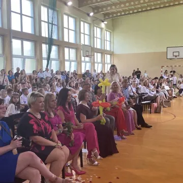 Zasłużone wakacje. Uczniowie „Jedynki” uroczyście zakończyli rok szkolny