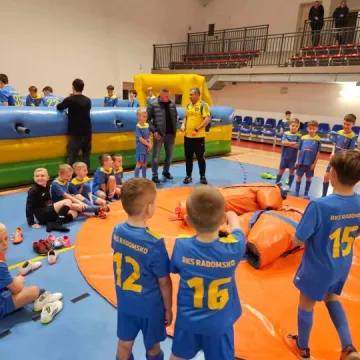 Świąteczne granie młodych piłkarzy RKS Radomsko