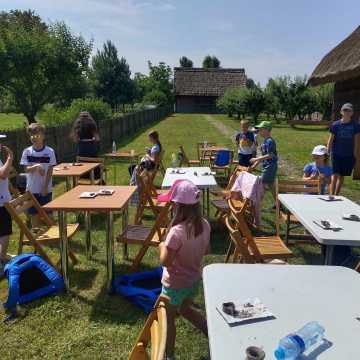 Wakacyjne warsztaty garncarstwa dla dzieci w Zagrodzie Tatarskiej w Radomsku