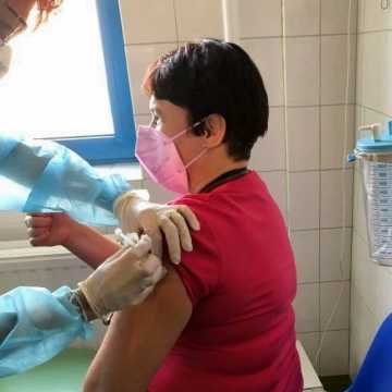 W Szpitalu Powiatowym w Radomsku przeprowadzono pierwsze szczepienia przeciw COVID-19