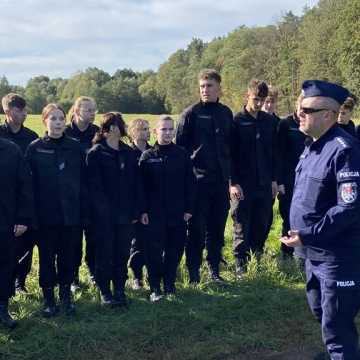 [WIDEO] Manewry klas mundurowych ZSP 1 w Radomsku. Praktyczna lekcja poszukiwania zaginionych