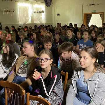 Gabriel Fleszar spotkał się uczniami szkół z gminy Radomsko. Przestrzegał przed używkami