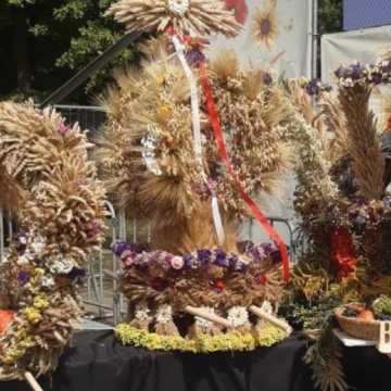 Dożynkowy wieniec „Makowych Panienek” z Kietlina wyróżniony