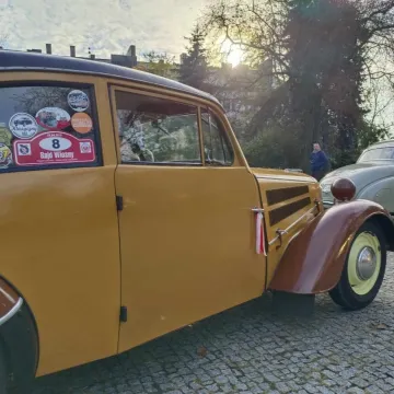 Zlot i parada zabytkowych samochodów w Święto Niepodległości w Radomsku