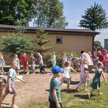 Przy ZSP w Dobryszycach powstała ścieżka sensoryczna