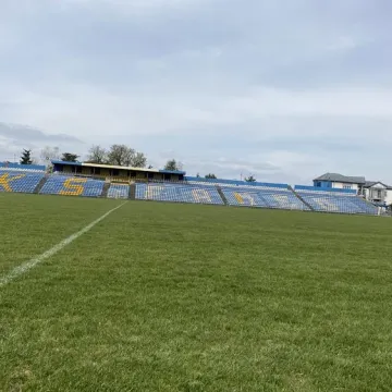 Na boiskach w Radomsku trwa pielęgnacja murawy