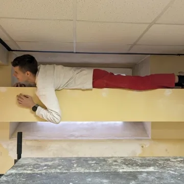 Uczniowie włączyli się w remont sali lekcyjnej w ZSE-E w Radomsku