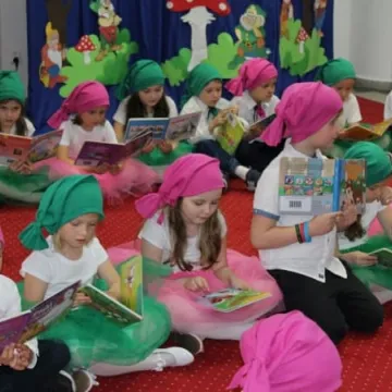 Pasowanie nowych czytelników biblioteki w Radomsku