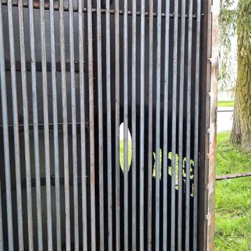 Rzeźba z projektu „RaDOMsko Różewicza” już stoi