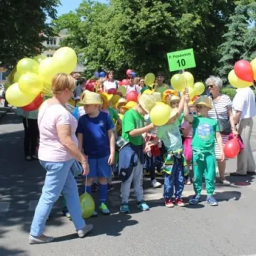 Barwny korowód z okazji Dnia Dziecka