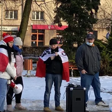 „Zjednoczeni dla Wolności” protestowali w Radomsku przeciwko rządowym obostrzeniom