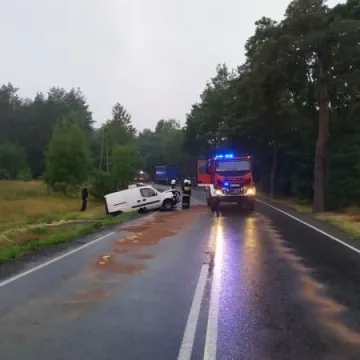 Kolizja osobówki z ciężarówką na DK42